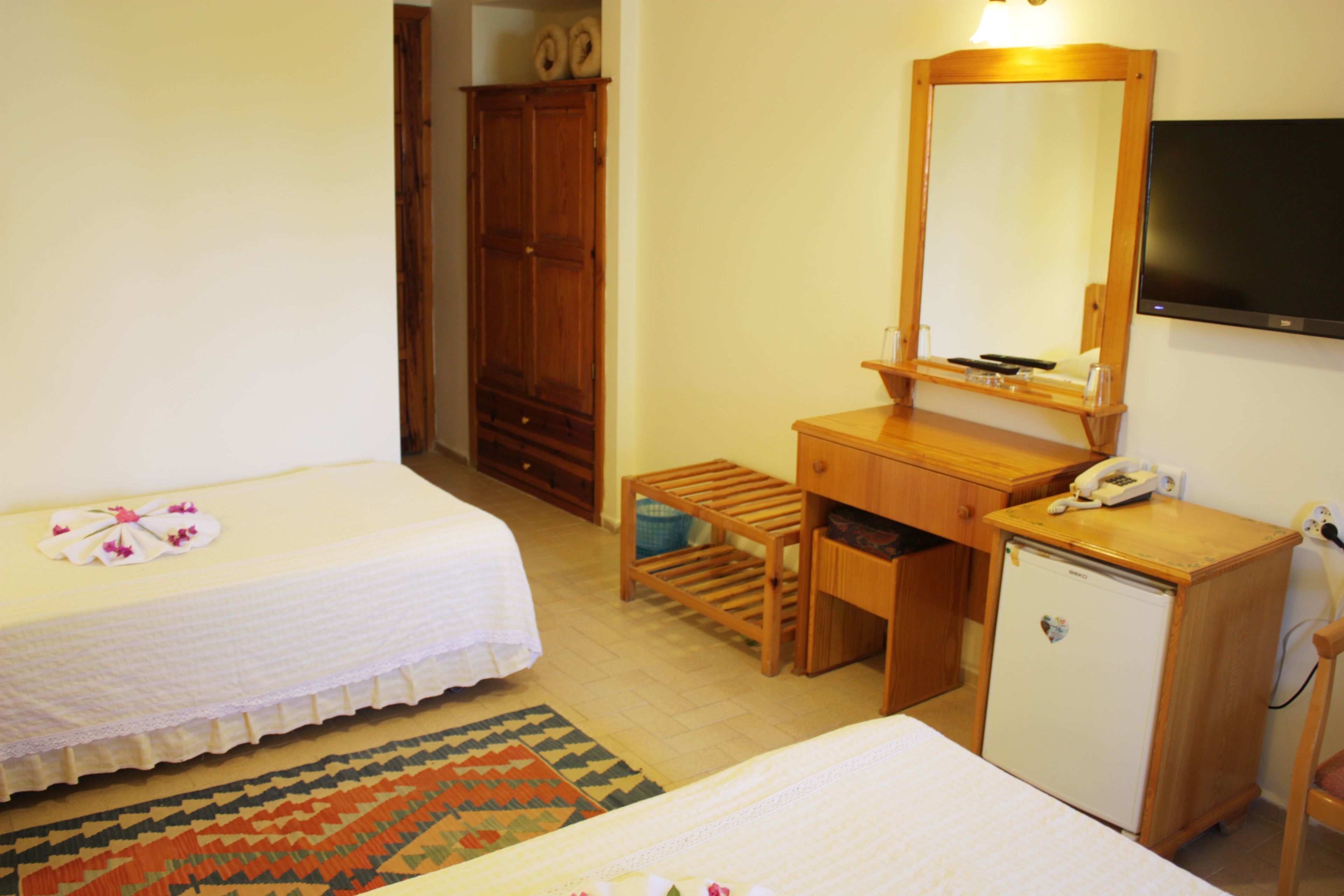 basic double or twin room | desk, soundproofing, free wifi, bed sheets