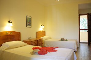 Eenvoudige kamer, 1 twee- of 2 eenpersoonsbedden | Een bureau, geluiddichte muren, gratis wifi, beddengoed
