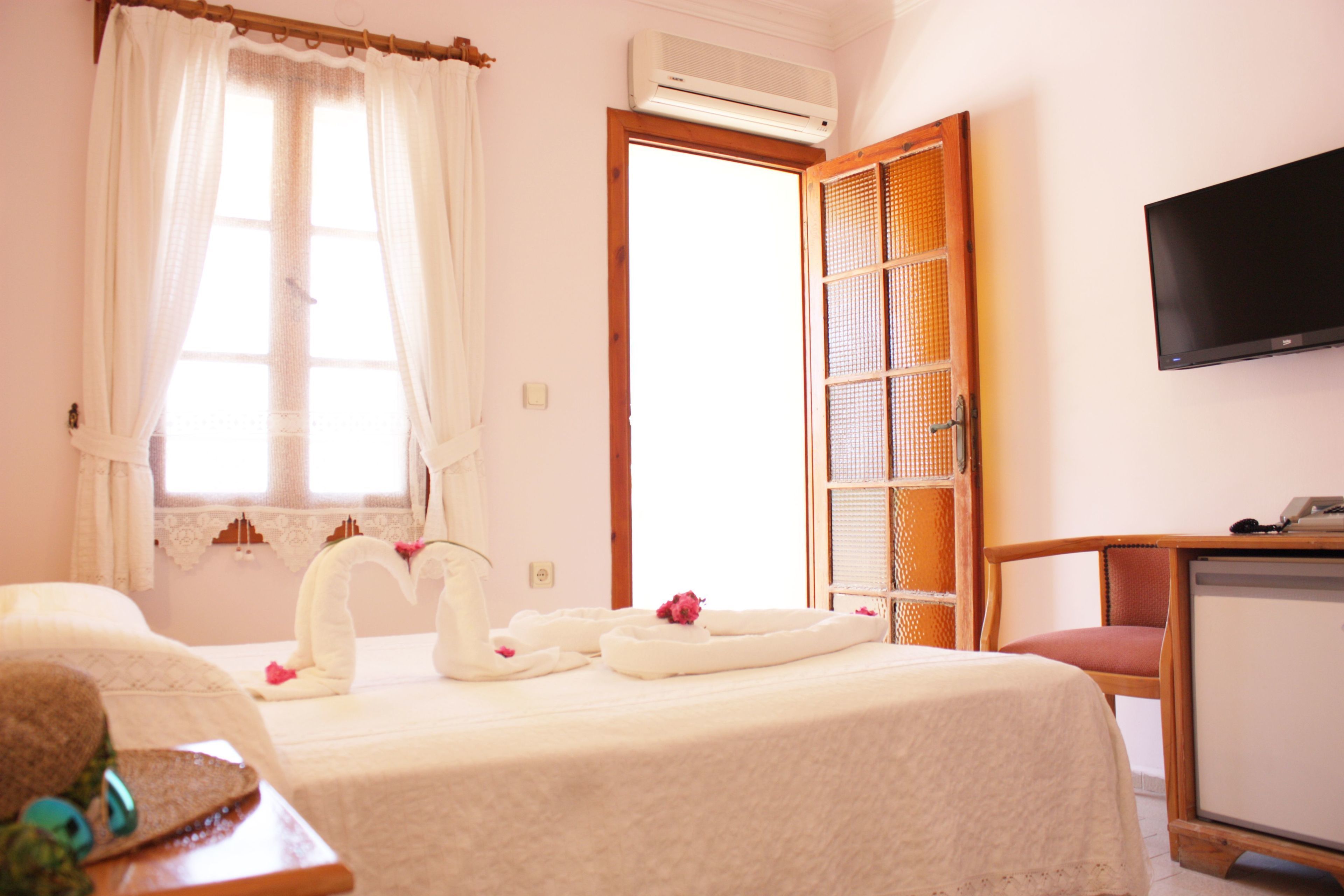 basic double or twin room | desk, soundproofing, free wifi, bed sheets