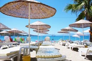 Privéstrand vlakbij, een strandbar