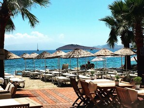 Private beach nearby, beach bar - Toloman Hotel Bitez Beach (Bodrum)