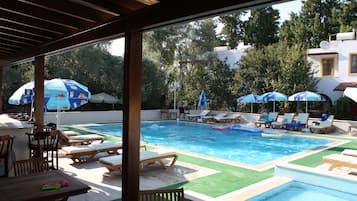 Utomhuspool, parasoller och solstolar