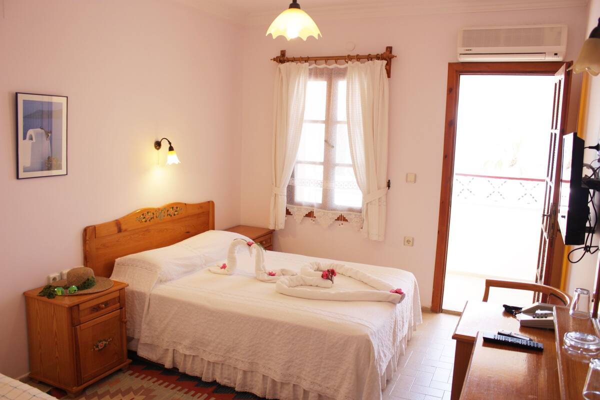Basic Double or Twin Room | Meja, kalis bunyi, Wi-fi percuma, cadar katil