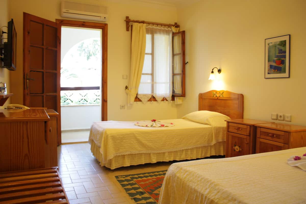 basic double or twin room | desk, soundproofing, free wifi, bed sheets