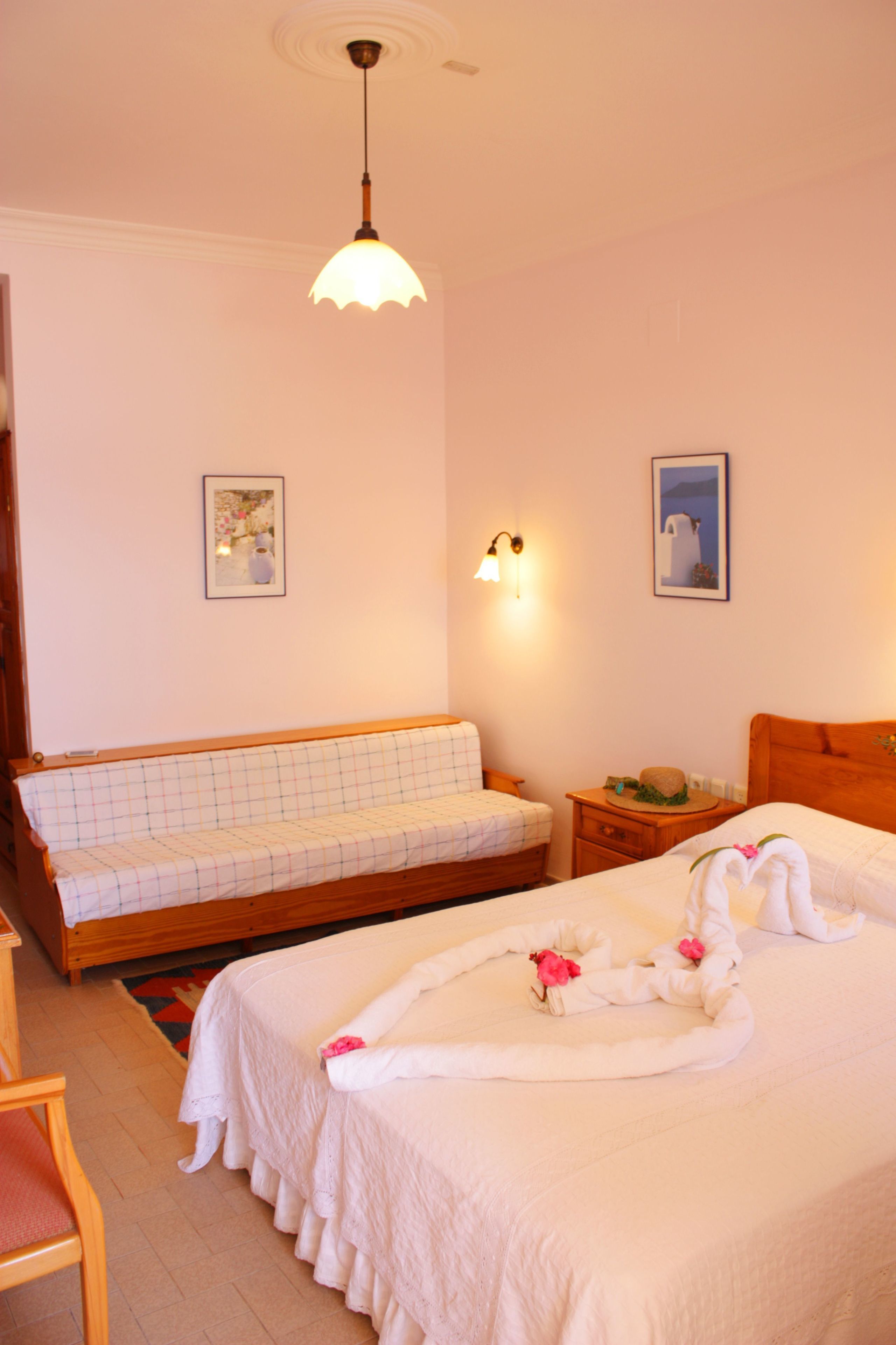 basic double or twin room | desk, soundproofing, free wifi, bed sheets