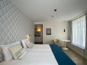 واي فاي مجانًا وملاءات أسرّة