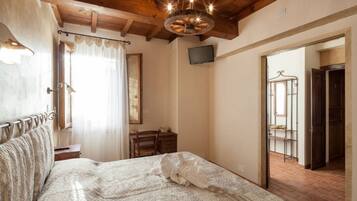 Chambre Double ou avec lits jumeaux, salle de bains privée | Literie de qualité supérieure, coffres-forts dans les chambres, bureau