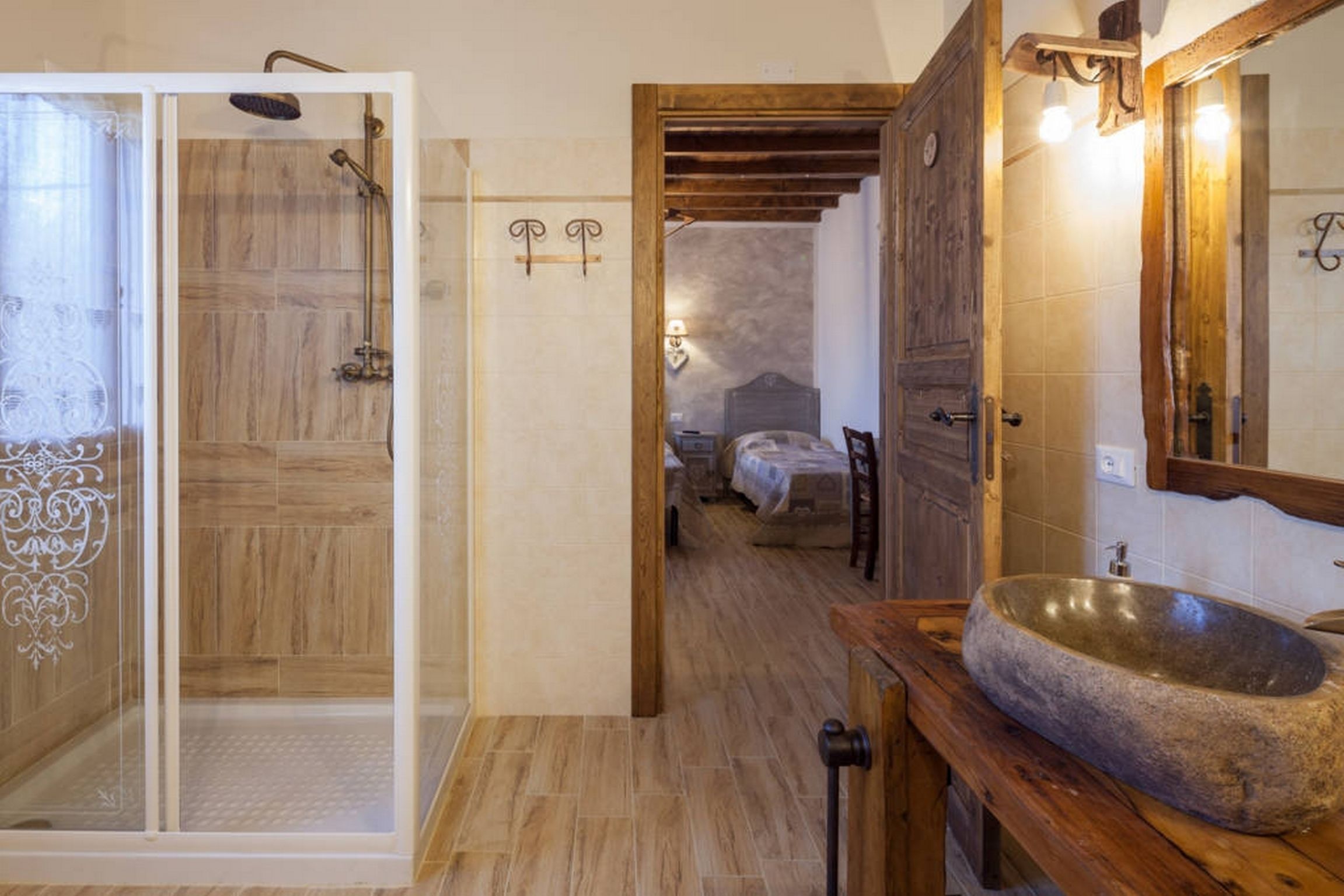 Dreibettzimmer, eigenes Bad | Badezimmer | Dusche, Regendusche, kostenlose Toilettenartikel, Haartrockner