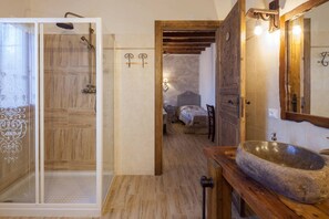 Triple Room, Private Bathroom | Bathroom | Shower, rainfall showerhead, free toiletries, hair dryer - B&B La Casa delle Rondini (Roncoferraro)
