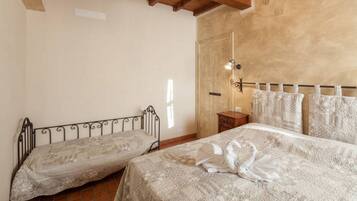 Camera con letto matrimoniale o 2 letti singoli, bagno privato | Biancheria da letto di alta qualità, una cassaforte in camera