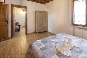 Habitació triple, bany privat | Roba de llit d'alta qualitat, caixa forta a l'habitació i escriptori 