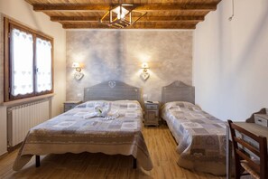 Habitació triple, bany privat | Roba de llit d'alta qualitat, caixa forta a l'habitació i escriptori 