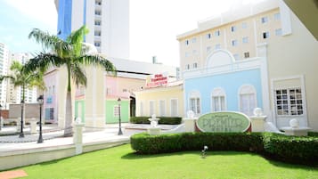 Vista frontal de la propiedad