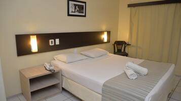Habitación estándar con 2 camas individuales, 1 cama doble | Minibar, escritorio, wifi gratis y ropa de cama