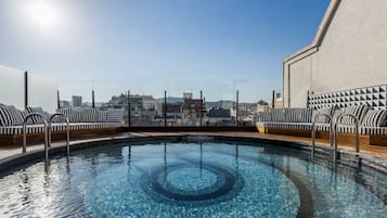 Una piscina al aire libre de temporada