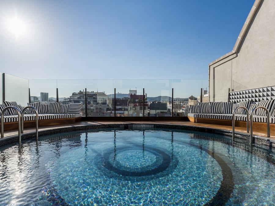 Een seizoensgebonden buitenzwembad