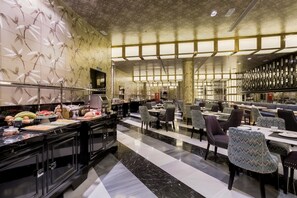 Buffet déjeuner (14 EUR par personne)