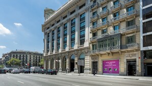 A multi-story hotel with a prominent entrance, large windows, and a balcony on the upper floors. - Room Mate Anna, Barcelona (Barcelona)