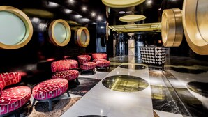 A modern lobby with a central seating area, large mirrors, and a patterned floor. - Room Mate Anna, Barcelona (Barcelona)