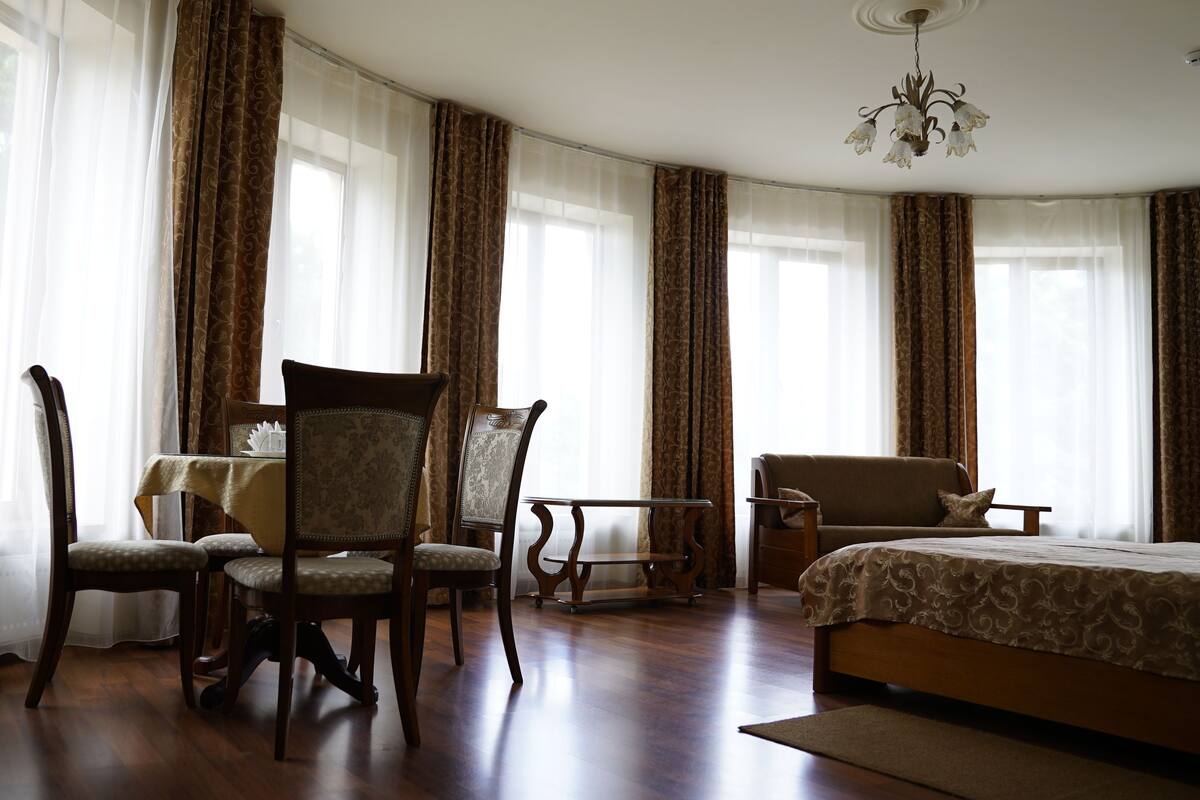Hypo-allergenic bedding, in-room safe, desk, soundproofing