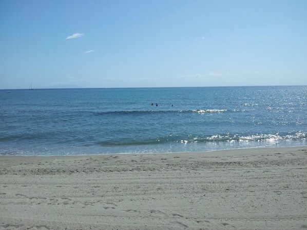 Pantai di sekitar, payung pantai, handuk pantai, dan berkayak