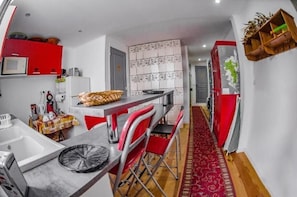 Lemari es besar, microwave, oven, dan kompor