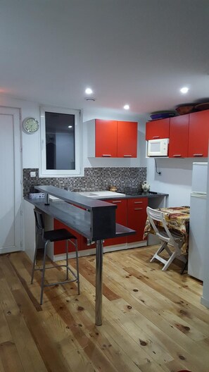 Lemari es besar, microwave, oven, dan kompor