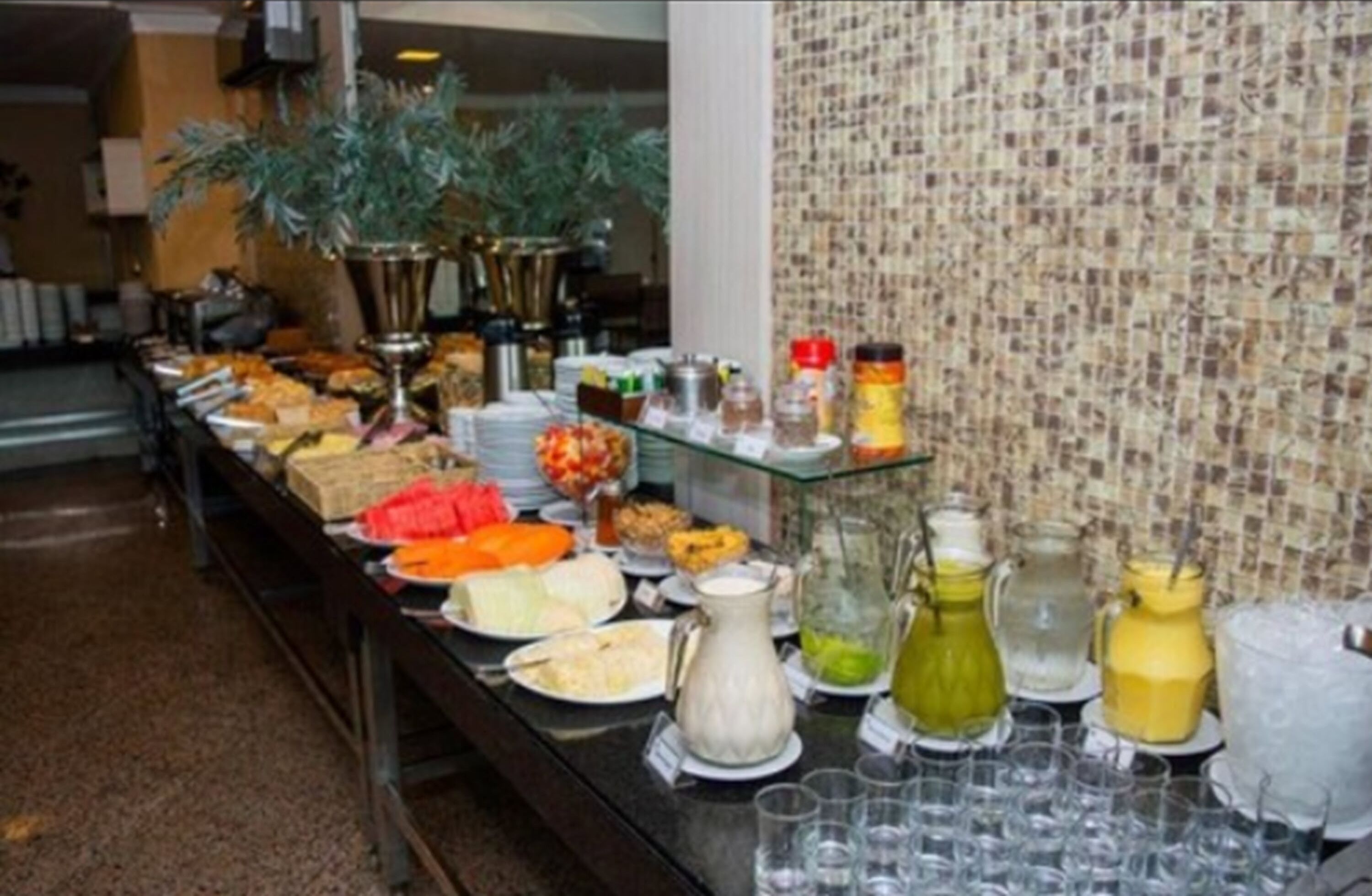 Un bufé con diversas opciones de comida y bebidas.
