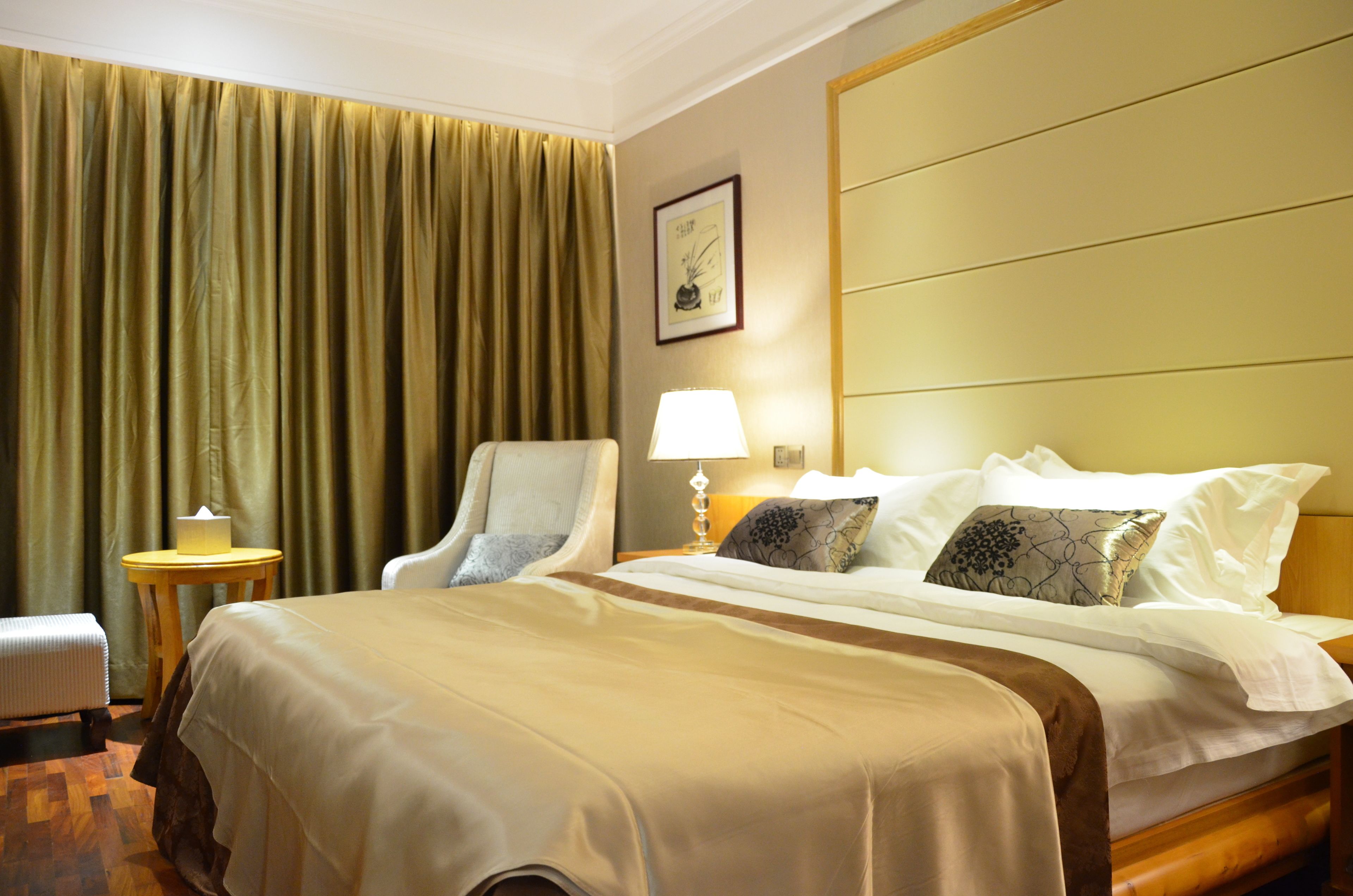 deluxe king room | minibar, in-room safe, desk, free wifi