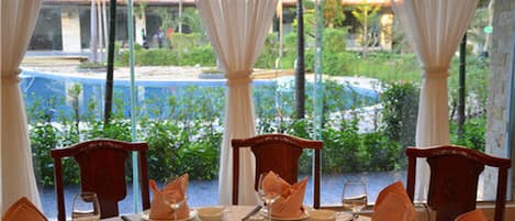 DĂźner et souper servis sur place, cuisine locale et internationale