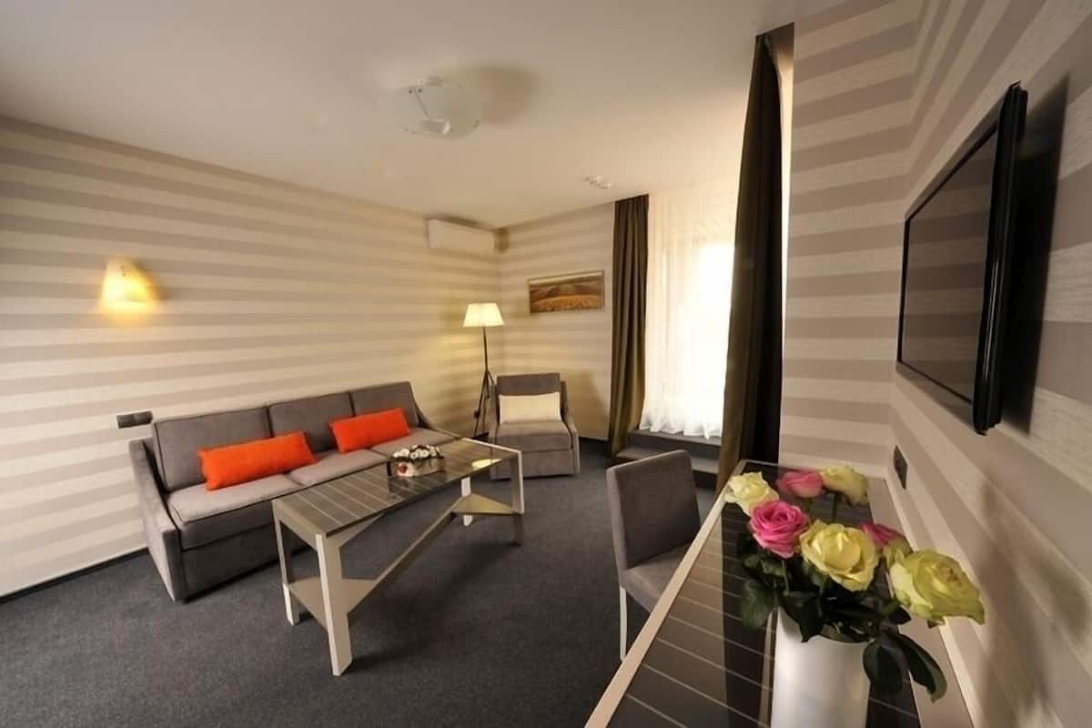 Luxe beddengoed, bedden met traagschuimmatras, een kluis op de kamer