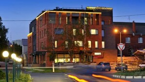 A multi-story building with a sign indicating "FOUR ROOM" and "HEMODAH" on the ground floor. - Villa Four Rooms (Kharkiv)