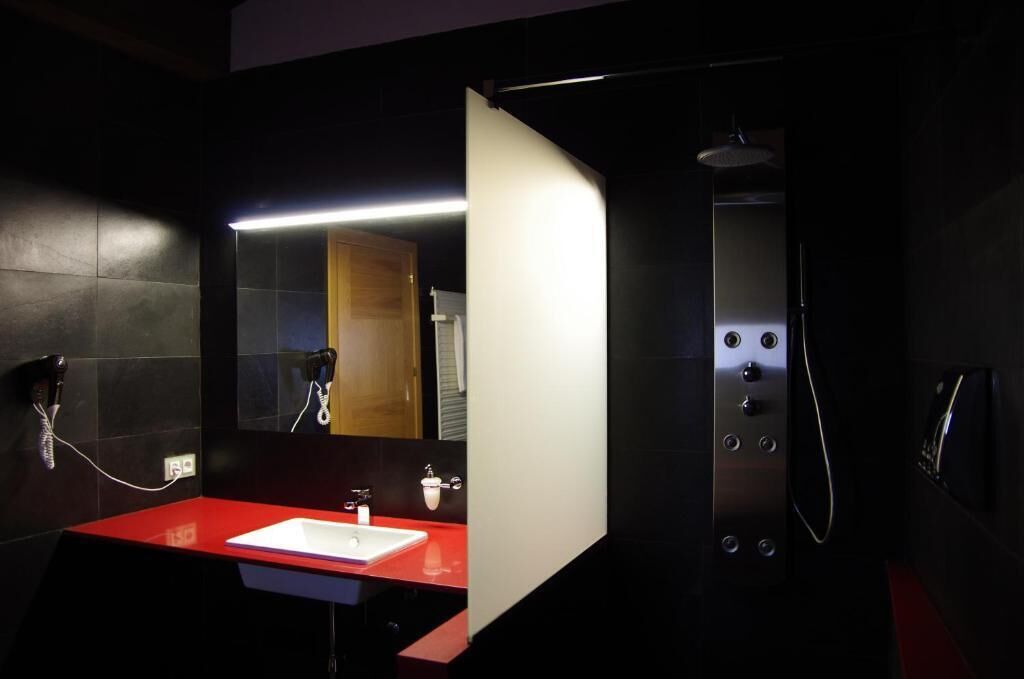 deluxe suite | bathroom | free toiletries, hair dryer, towels