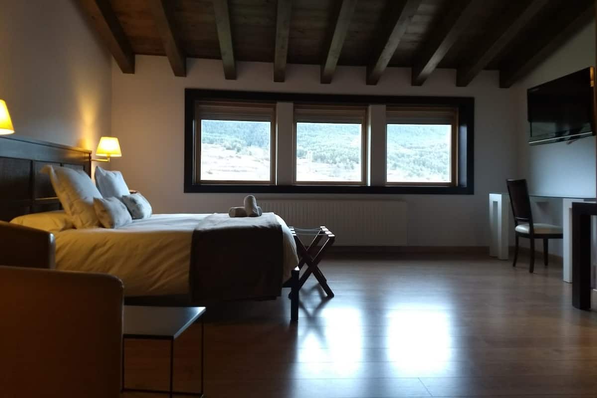 Suite Confort, 1 cama de matrimonio grande, vistas a la montaña | Ropa de cama de alta calidad y edredones de plumas