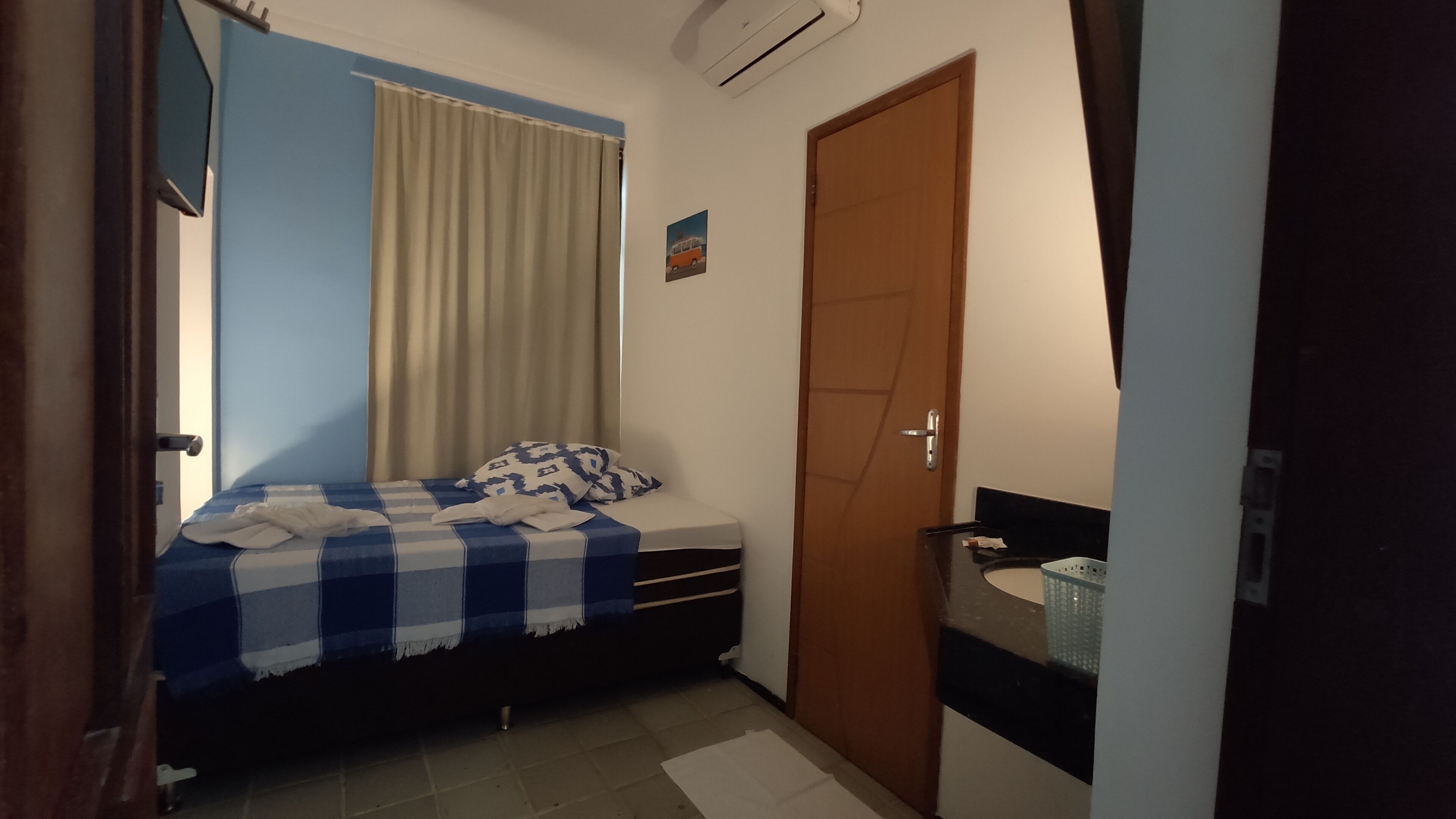 Cortinas blackout, wifi gratis y ropa de cama 