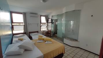 Cortinas blackout, wifi gratis y ropa de cama