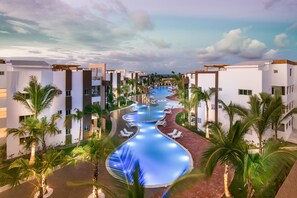 2 outdoor pools, open 7:00 AM to 7:00 PM, free pool cabanas