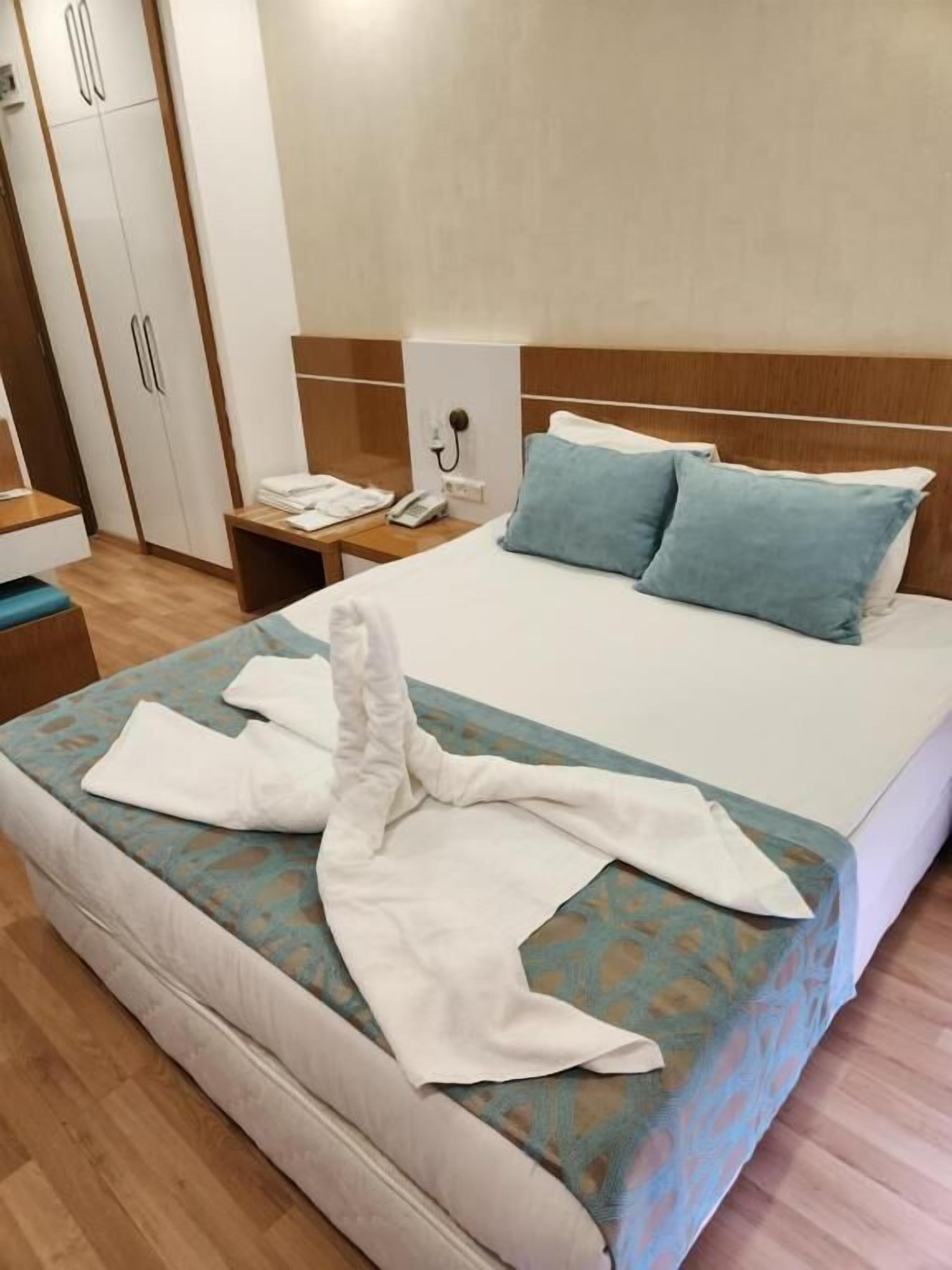 Chambre Standard double, 1 très grand lit | Coffre-fort, bureau, système d’insonorisation, lit de bébé (gratuit)