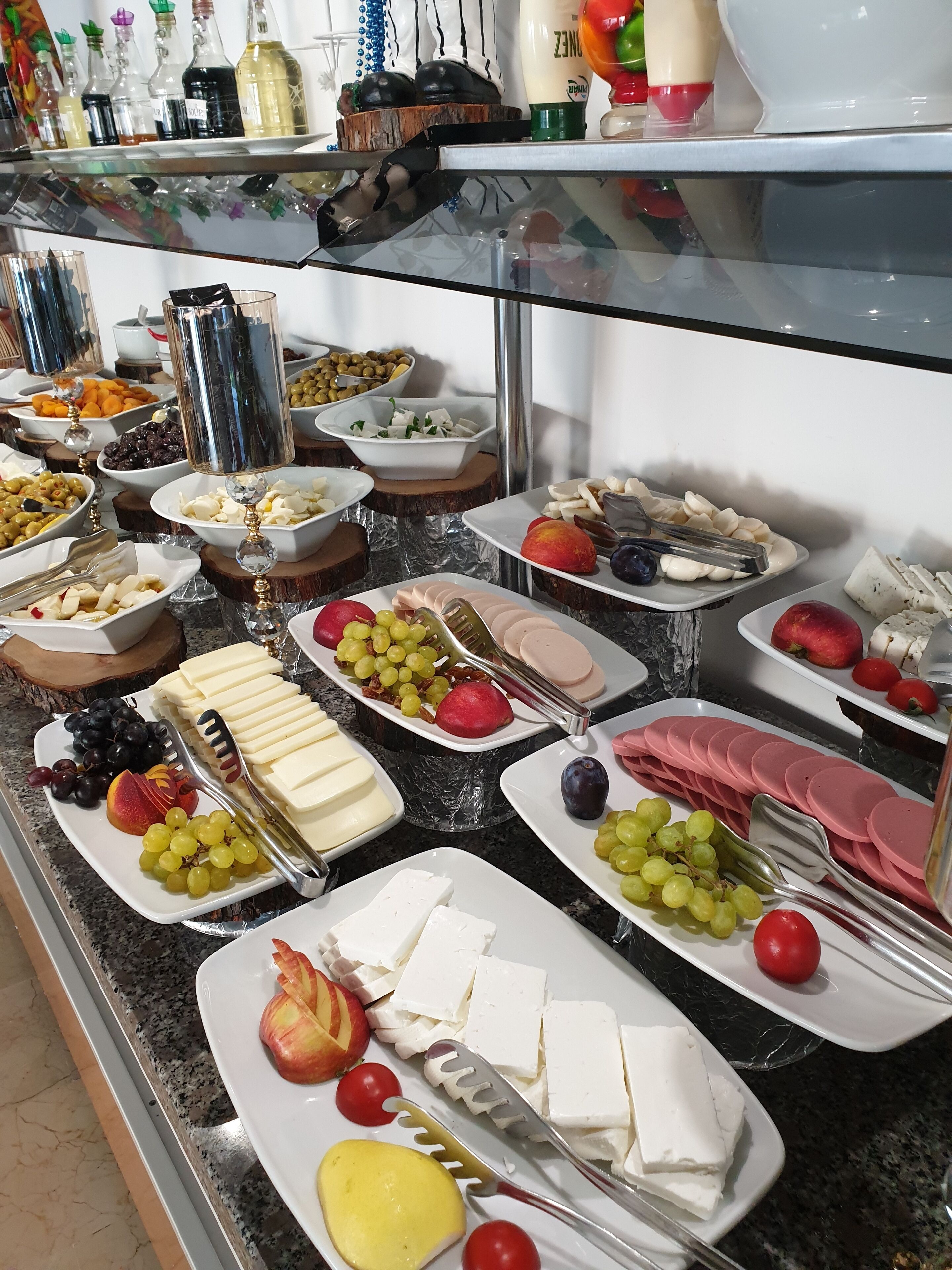 每日供应自助式早餐（每人 EUR 8）