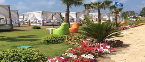 Playa privada en los alrededores, camas de playa gratuitas y camastros