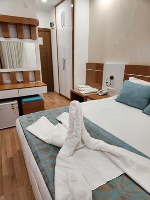 Een kluis op de kamer, een bureau, geluiddichte muren, gratis babybedden