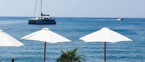 Playa privada en los alrededores, camas de playa gratuitas y camastros