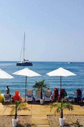 Playa privada cerca, cabañas de uso gratuito, tumbonas y sombrillas