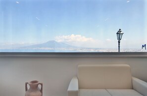 A room with a view of a mountain and a body of water. - Relais Manfredi (Castellammare di Stabia)