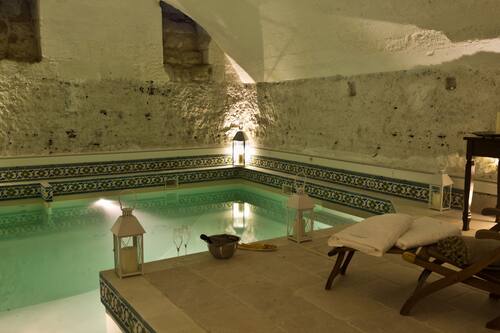 Couples treatment rooms, hot tub, body treatments, aromatherapy