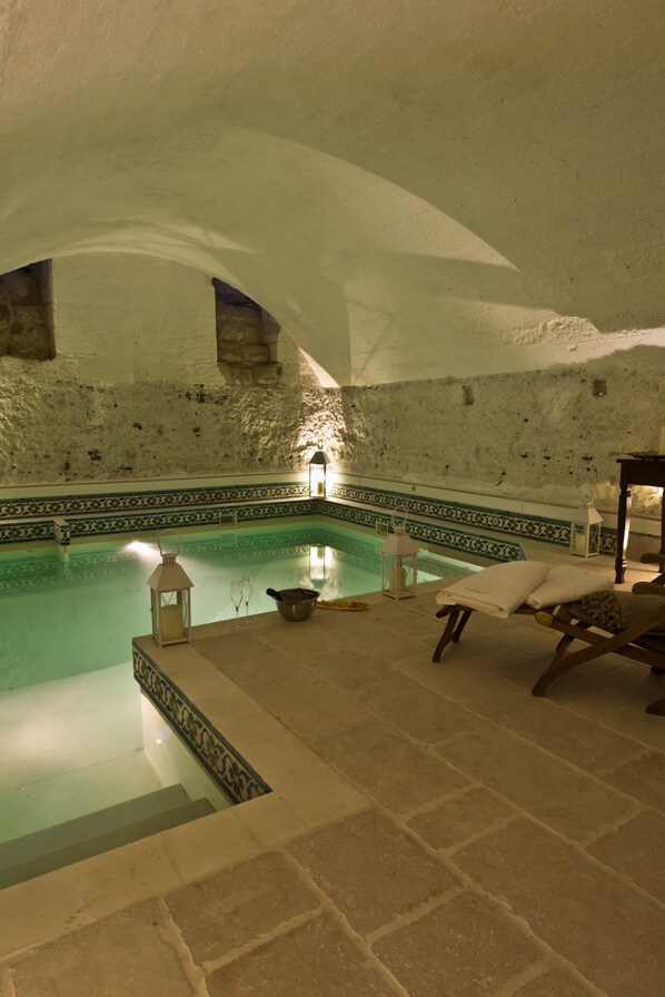 Couples treatment rooms, hot tub, body treatments, aromatherapy