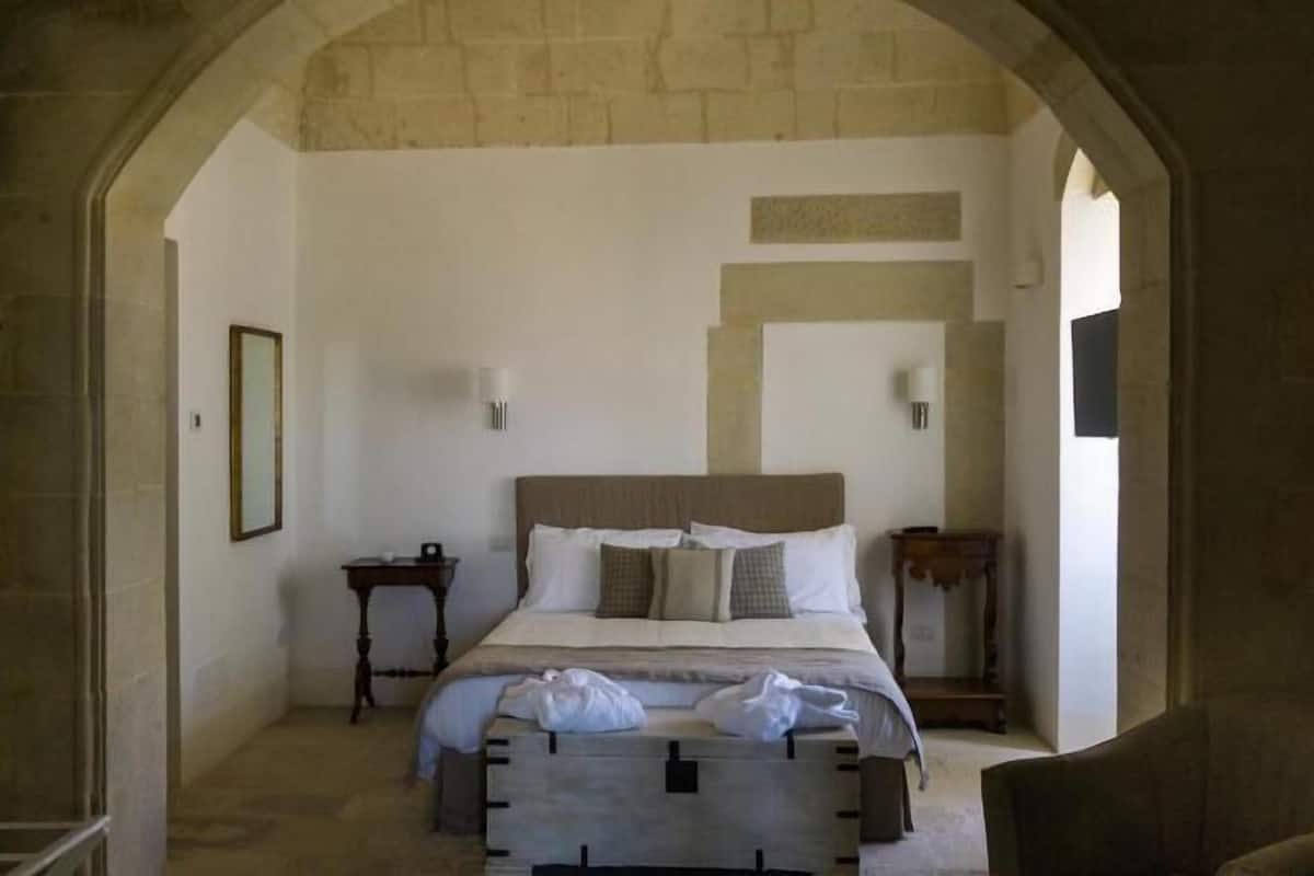 SÀngtillbehör av högsta kvalitet, duntÀcken, bÀddmadrasser och minibar