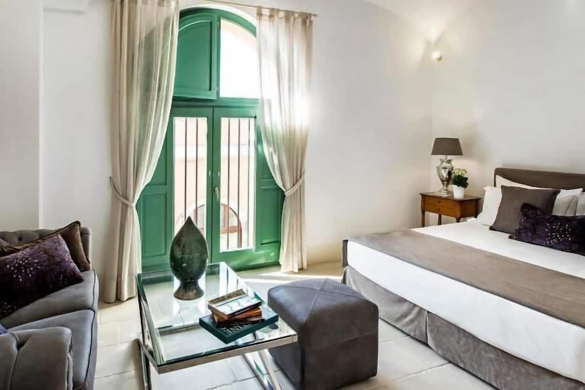 SÀngtillbehör av högsta kvalitet, duntÀcken, bÀddmadrasser och minibar