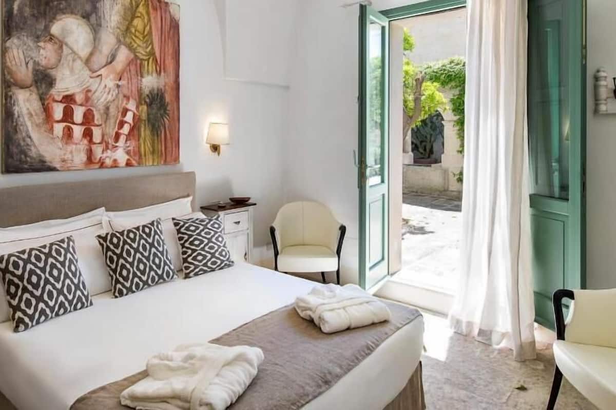 SÀngtillbehör av högsta kvalitet, duntÀcken, bÀddmadrasser och minibar