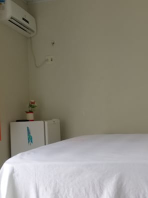 Standard-Einzelzimmer | Minibar, kostenloses WLAN, Bettwäsche